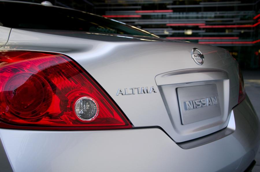 Детали экстерьера Nissan Altima Coupe (U32) 2008 года  (фото 17 из 54)